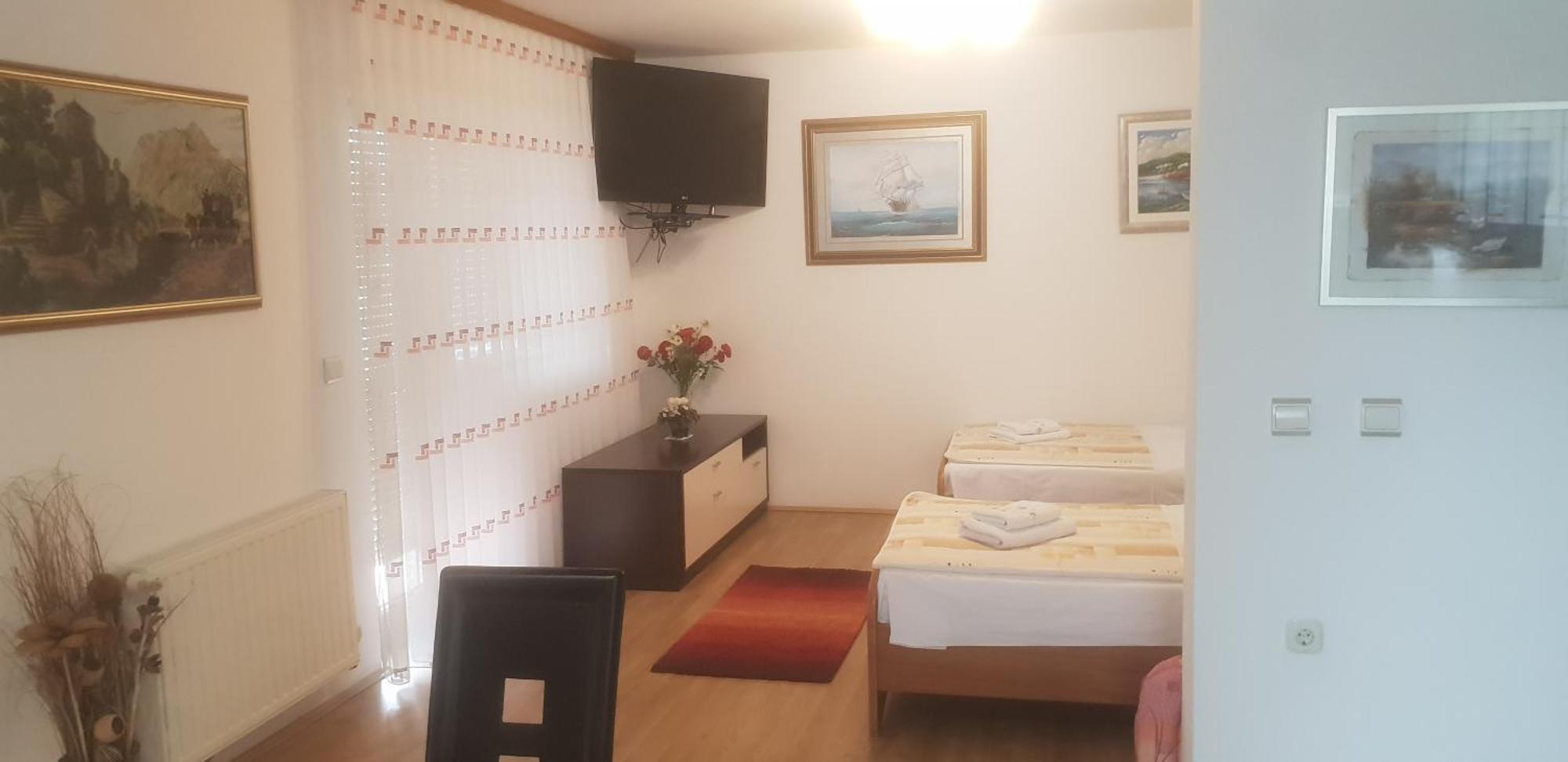 Apartments Mise Ogulin Esterno foto