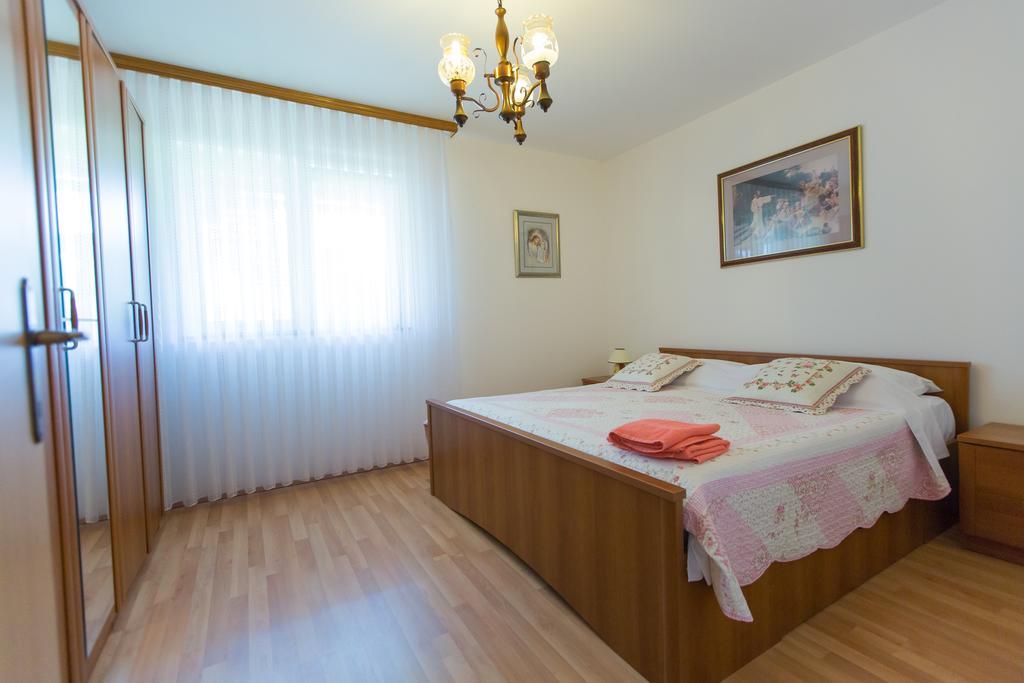 Apartments Mise Ogulin Esterno foto