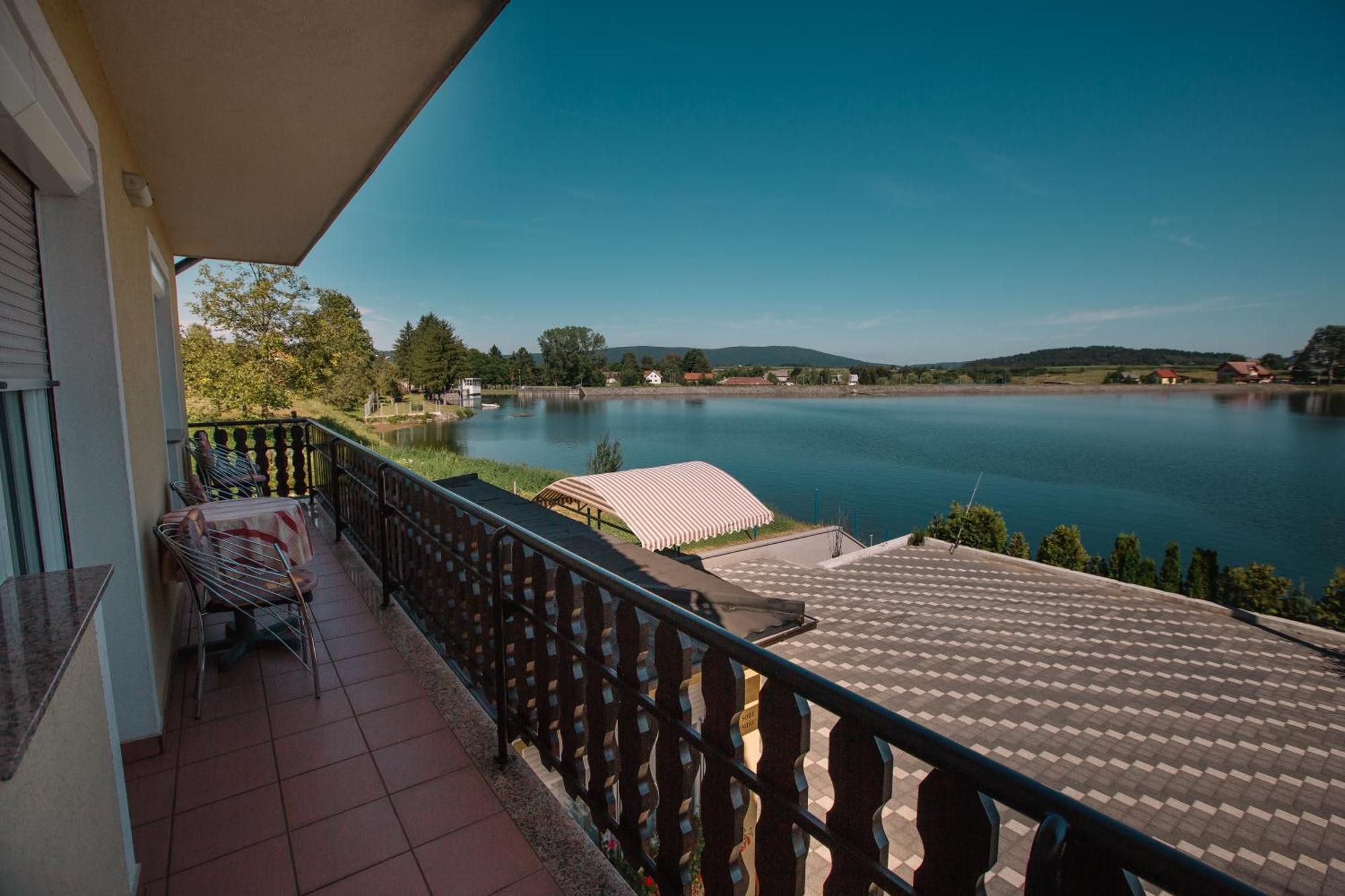 Apartments Mise Ogulin Esterno foto