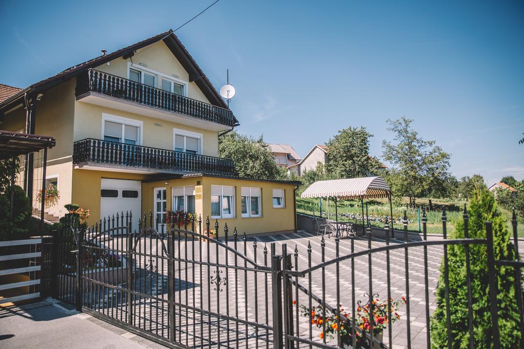 Apartments Mise Ogulin Esterno foto