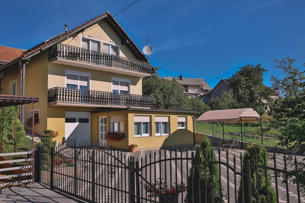 Apartments Mise Ogulin Esterno foto