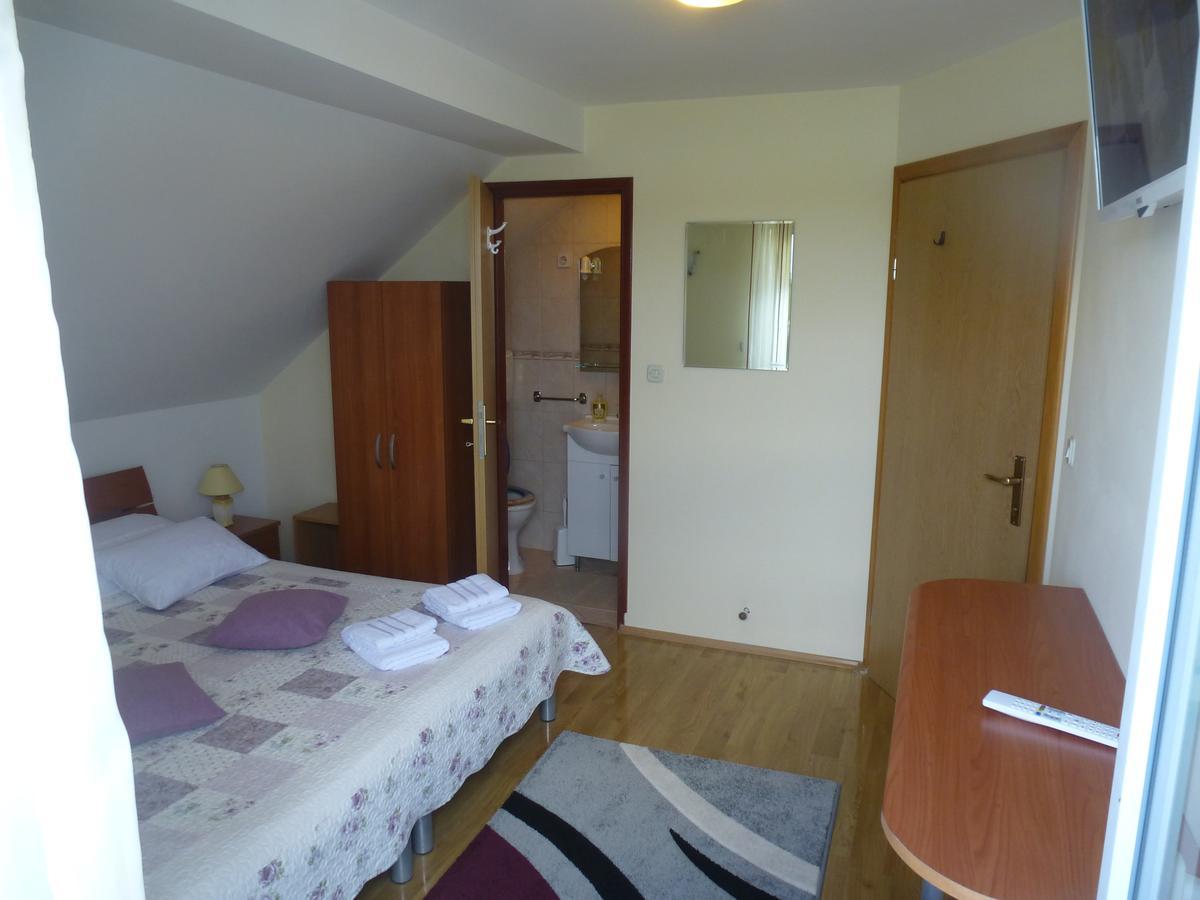 Apartments Mise Ogulin Esterno foto
