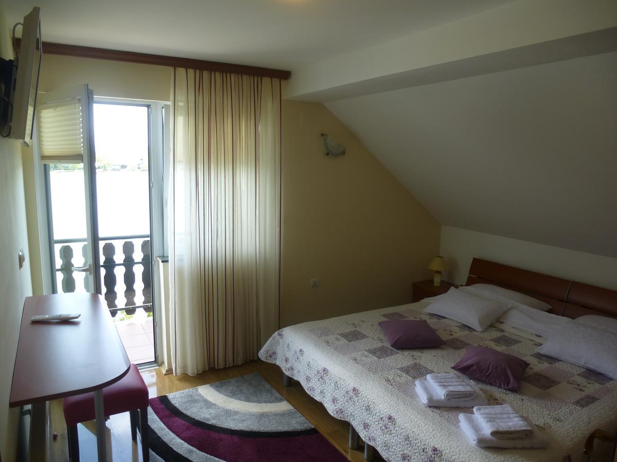 Apartments Mise Ogulin Esterno foto
